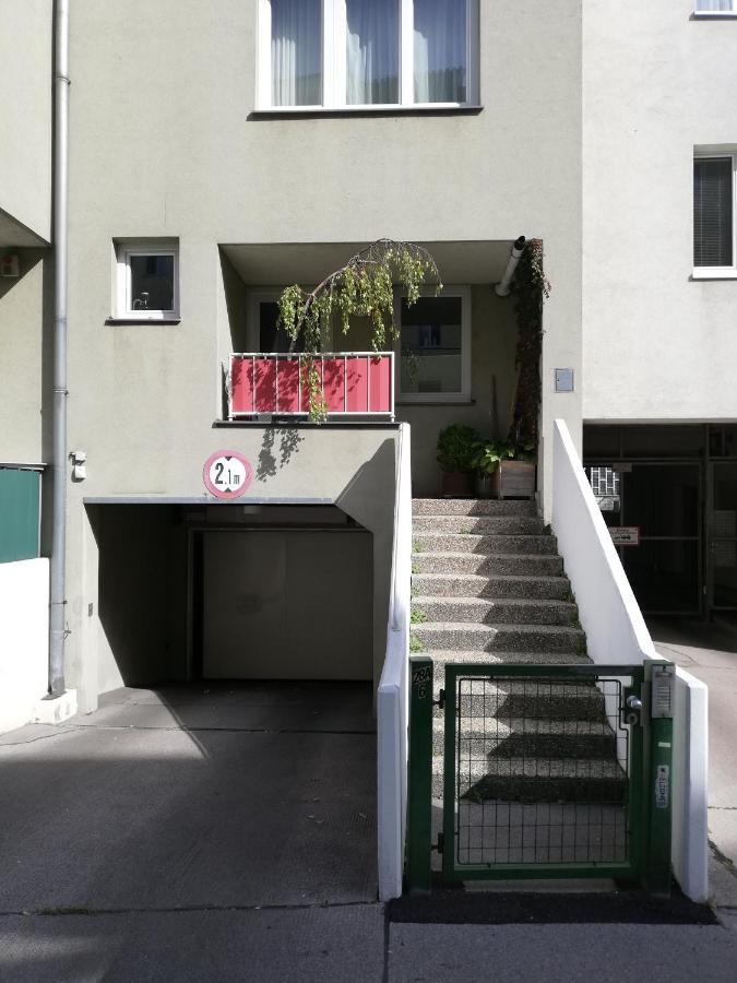 Room in maisonette with garden, parking place Wenen Buitenkant foto